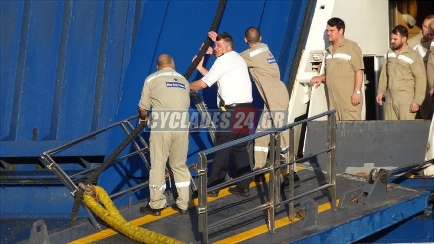 Tα ξημερώματα αναχώρησε από Σύρο το Blue Star Paros που είχε προσκρούσει στο λιμάνι [εικόνες & βίντεο] | iefimerida.gr 0