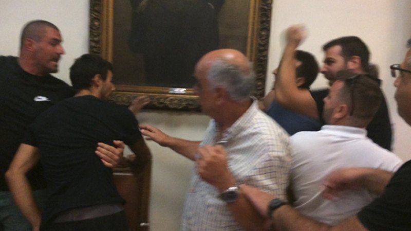 Πολιτες ήρθαν στα χέρια με δημοτικούς συμβούλους- φωτογραφία taxydromos