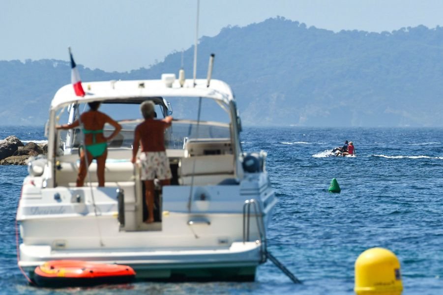 Η Μπριζίτ Μακρόν, με σούπερ μίνι, κάνει διακοπές σε πύργο [εικόνες] | iefimerida.gr 9