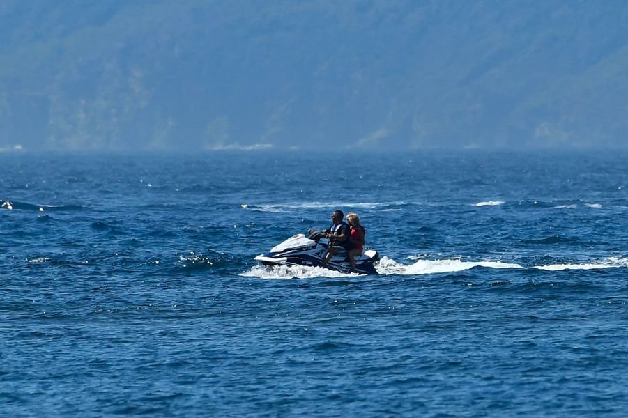 Η Μπριζίτ Μακρόν, με σούπερ μίνι, κάνει διακοπές σε πύργο [εικόνες] | iefimerida.gr 10