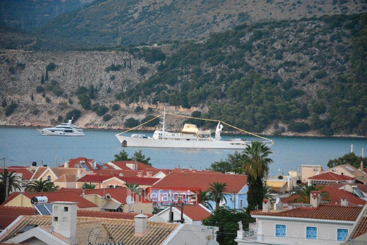 Εφτασε στο Αργοστόλι την Πέμπτη το απόγευμα και από το πρωί της Παρασκευής το πλήρωμα καθαρίζει όλους τους χώρους εξονυχιστικά