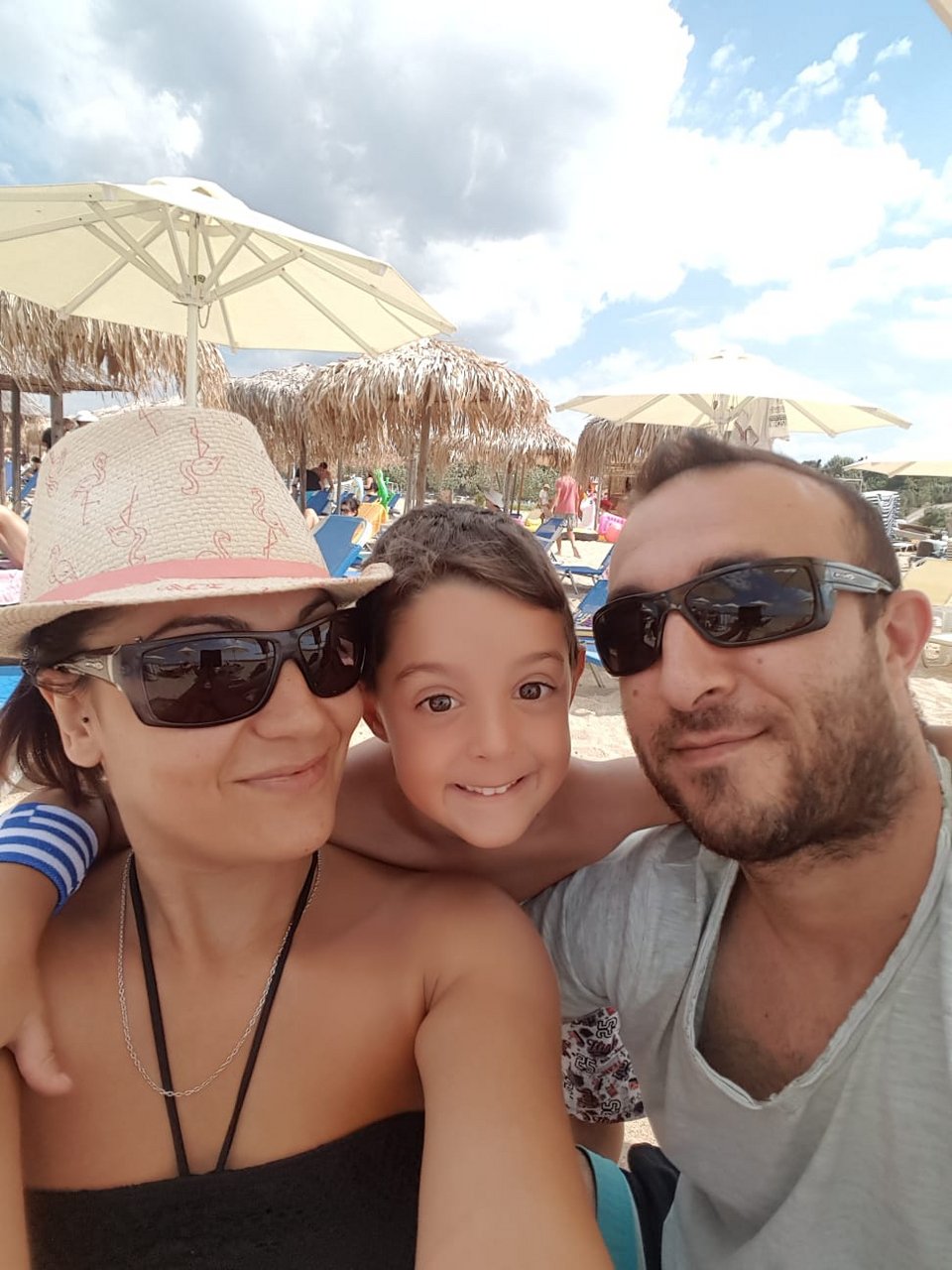 Η Βαλέντινη Προκοπιδου, ο Παυλος Αγκτζίεβ και ο γιος τους Γιαννης