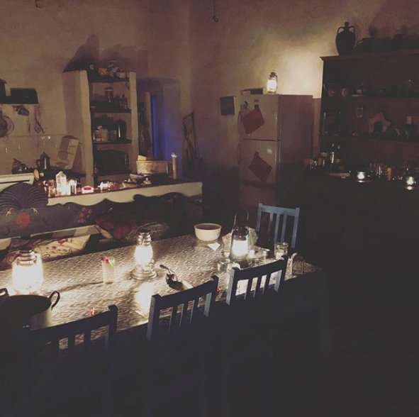 Με λάμπες στην κουζίνα, εικόνες άλλης εποχής.