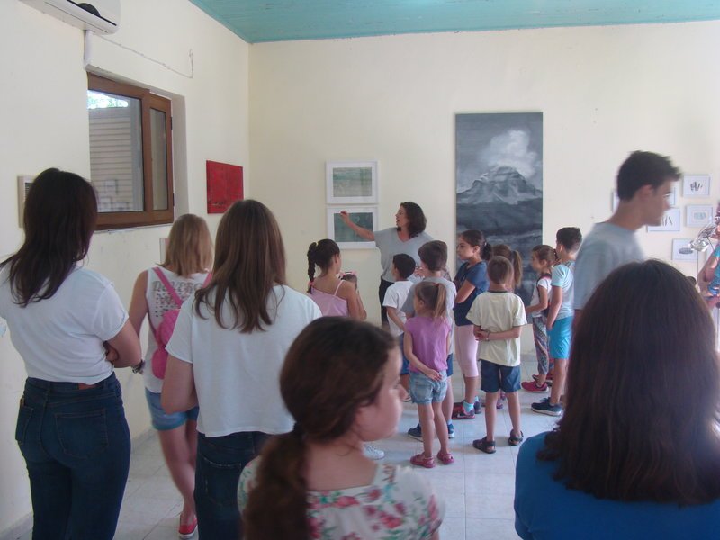 Μικροί μεγάλοι παρακολουθούν τα μαθήματα
