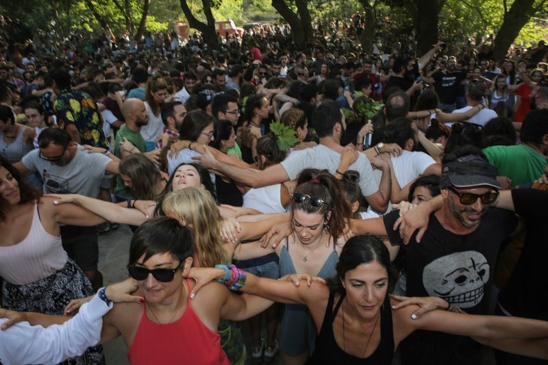 Ολοι γίνονται μια αγκαλιά