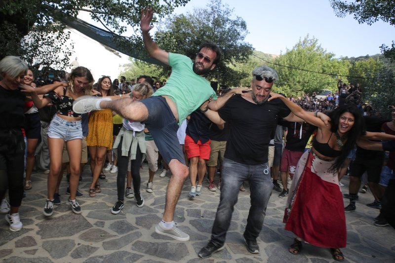 Ο ικαριώτικος χορός σου βγάζει τον ρυθμό που κρύβεις μέσα σου