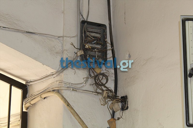 Στο άθλιο κτίριο ΕΦΚΑ στη Θεσσαλονίκη «εισέρχεστε με δική σας ευθύνη»! [εικόνες] | iefimerida.gr 4