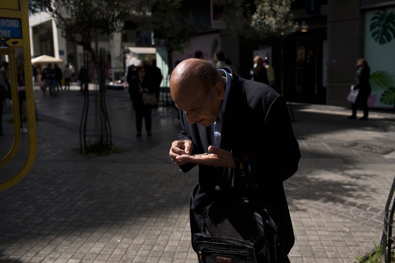 Οι μισθοί μειώθηκαν δραματικά την περίοδο της οικονομικής κρίσης στη χώρα