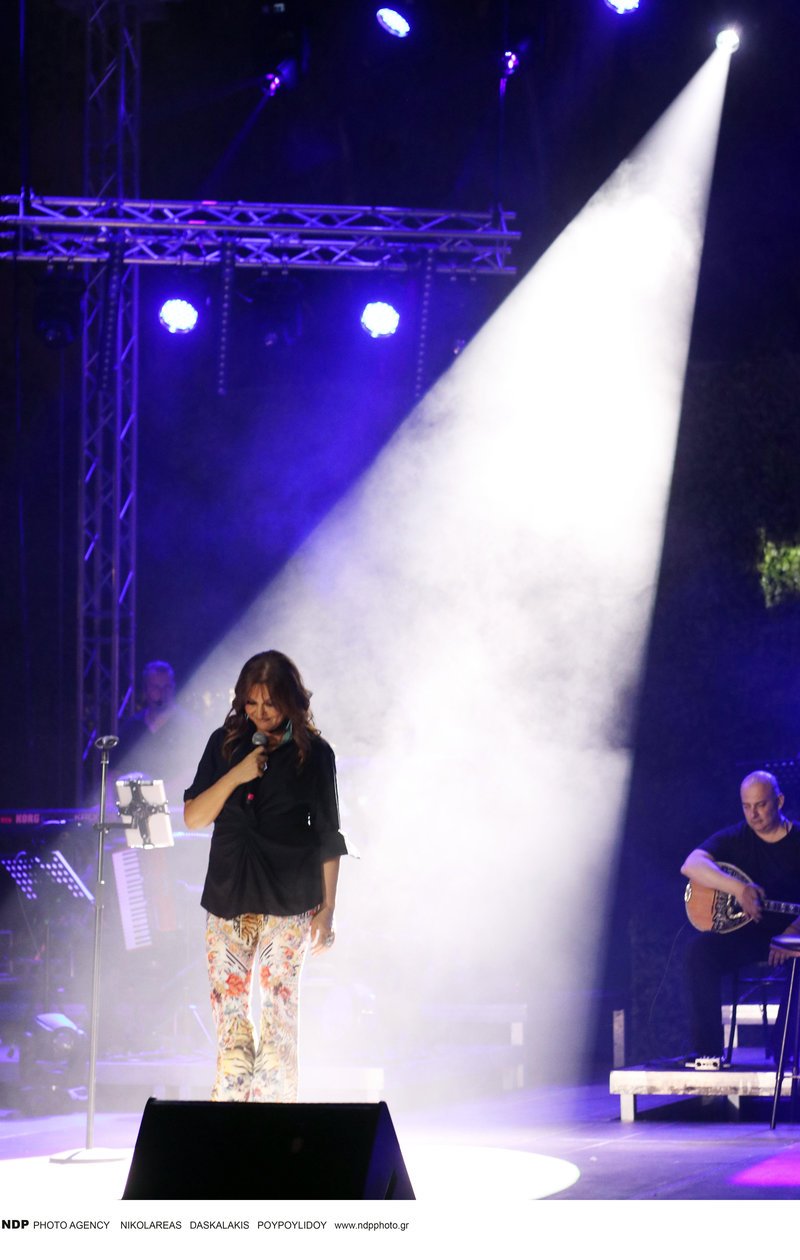 Η Καίτη Γαρμπή μάγεψε το κοινό της σε μία μοναδική συναυλία στο Κηποθέατρο Παπάγου [εικόνες & βίντεο] | iefimerida.gr 1