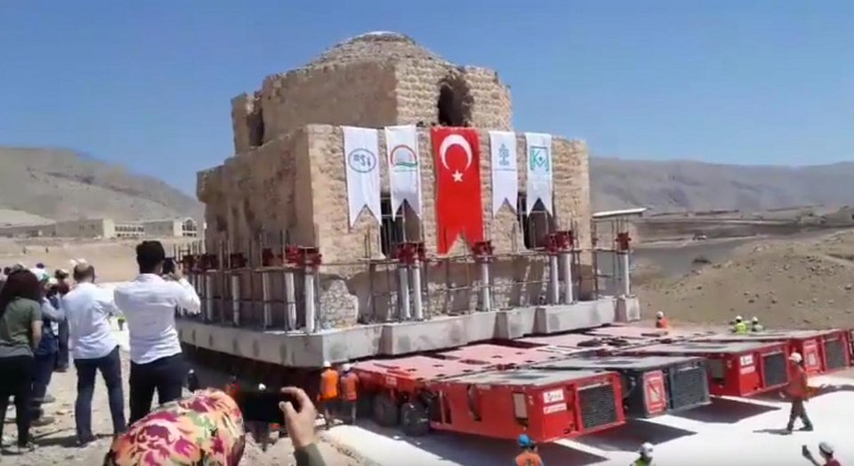 Εντυπωσιακό: Μετέφεραν ιστορικό χαμάμ σε απόσταση τριών χιλιομέτρων στη νοτιοανατολική Τουρκία [εικόνες & βίντεο]  | iefimerida.gr 2