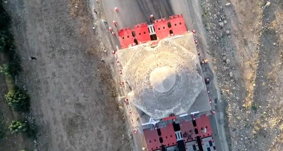 Εντυπωσιακό: Μετέφεραν ιστορικό χαμάμ σε απόσταση τριών χιλιομέτρων στη νοτιοανατολική Τουρκία [εικόνες & βίντεο]  | iefimerida.gr 1