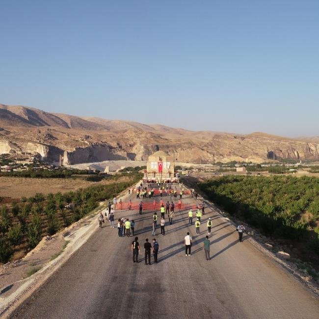 Εντυπωσιακό: Μετέφεραν ιστορικό χαμάμ σε απόσταση τριών χιλιομέτρων στη νοτιοανατολική Τουρκία [εικόνες & βίντεο]  | iefimerida.gr 0
