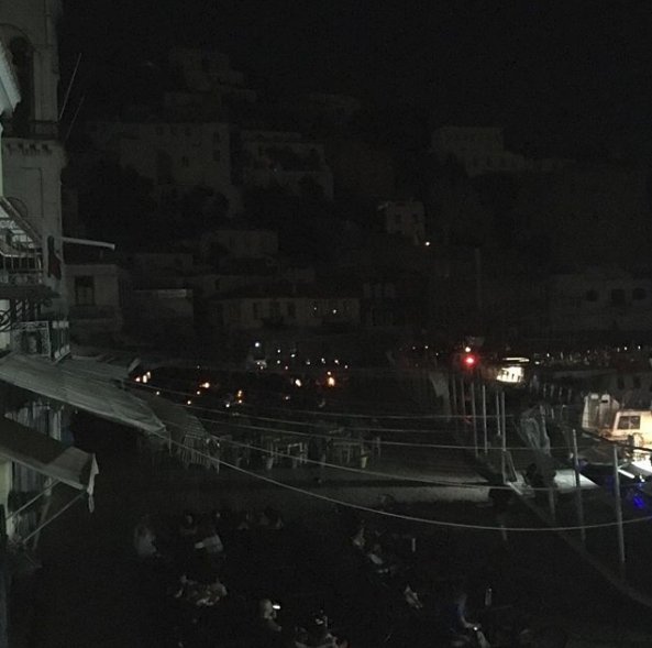 Το λιμάνι της Υδρας βυθισμένο στο σκοτάδι.