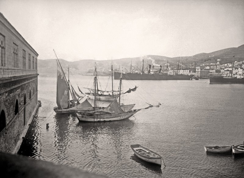 Μαίρη Παρασκευά Το λιμάνι της Σύρου, περ. 1905 © Μουσείο Μπενάκη/Φωτογραφικά Αρχεία
