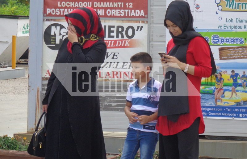 Το iefimerida στις Καστανιές -Μετά την απελευθέρωση των δύο,  οι Ελληνες πάνε ξανά στην Τουρκία για ψώνια [εικόνες] | iefimerida.gr 5