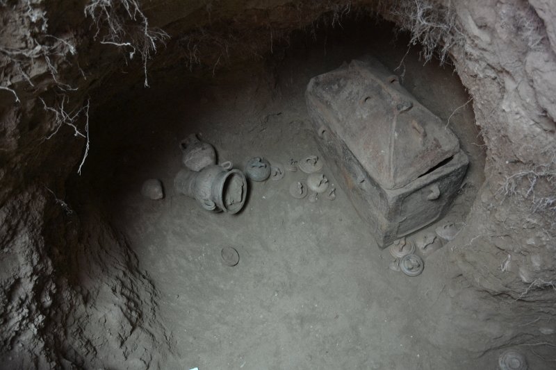 Στην περιοχή μπροστά από τη λάρνακα βρέθηκαν 6 μικροί ψευδόστομοι αμφορείς και δύο προχοΐδια