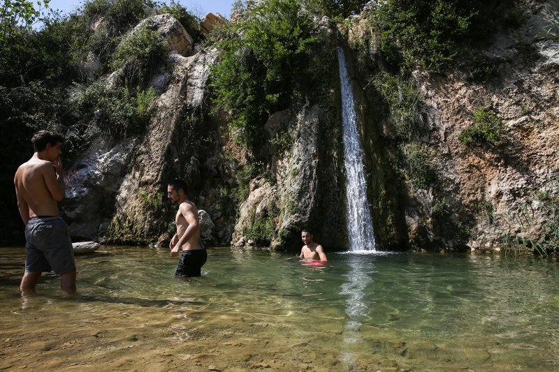 Βουτιές δροσιάς σε καταρράκτη μία ανάσα από την Αθήνα -Στο Ντράφι στην Πεντέλη [εικόνες] | iefimerida.gr 0