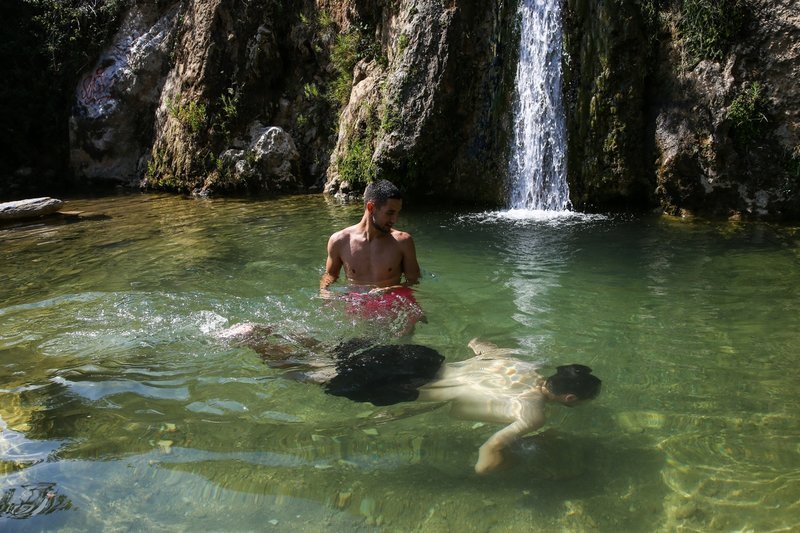 Βουτιές δροσιάς σε καταρράκτη μία ανάσα από την Αθήνα -Στο Ντράφι στην Πεντέλη [εικόνες] | iefimerida.gr 1