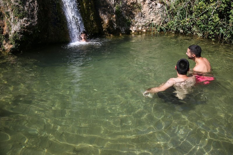 Βουτιές δροσιάς σε καταρράκτη μία ανάσα από την Αθήνα -Στο Ντράφι στην Πεντέλη [εικόνες] | iefimerida.gr 2