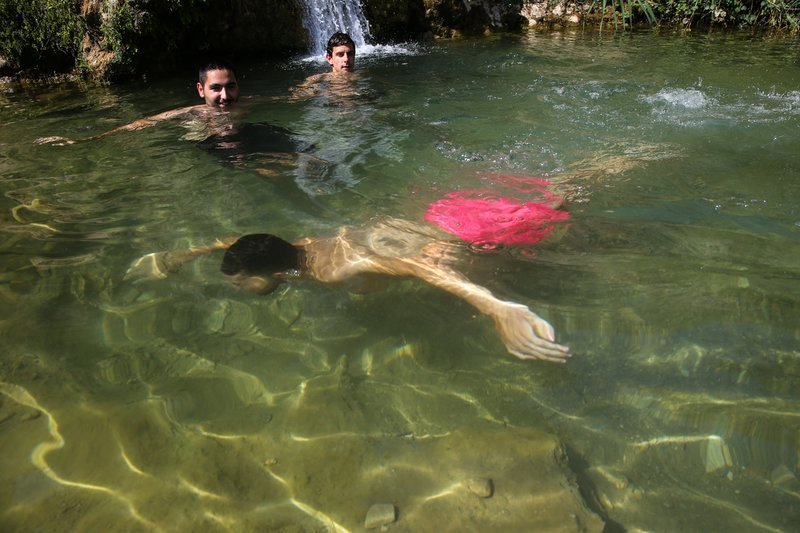 Βουτιές δροσιάς σε καταρράκτη μία ανάσα από την Αθήνα -Στο Ντράφι στην Πεντέλη [εικόνες] | iefimerida.gr 3