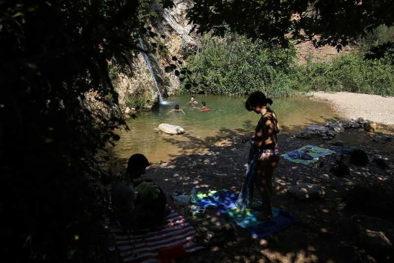 Βουτιές δροσιάς σε καταρράκτη μία ανάσα από την Αθήνα -Στο Ντράφι στην Πεντέλη [εικόνες] | iefimerida.gr 4