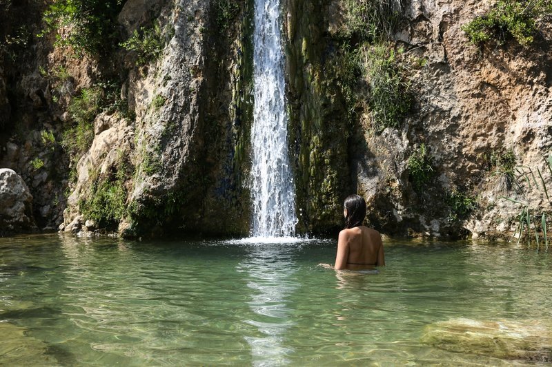 Βουτιές δροσιάς σε καταρράκτη μία ανάσα από την Αθήνα -Στο Ντράφι στην Πεντέλη [εικόνες] | iefimerida.gr 5