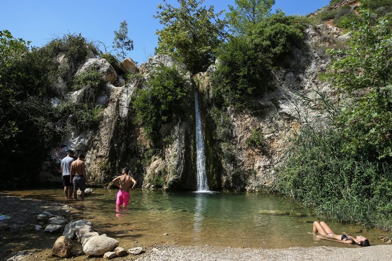 Βουτιές δροσιάς σε καταρράκτη μία ανάσα από την Αθήνα -Στο Ντράφι στην Πεντέλη [εικόνες] | iefimerida.gr 6