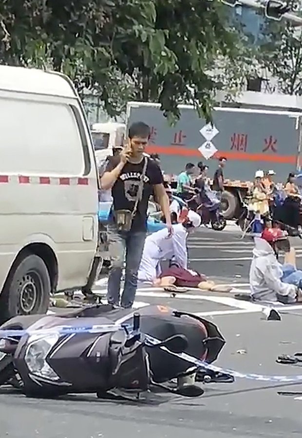 Συναγερμός στην Κίνα: Βαν έπεσε σε πεζούς- Αρκετοί αιμόφυρτοι στο έδαφος [εικόνες] | iefimerida.gr 1