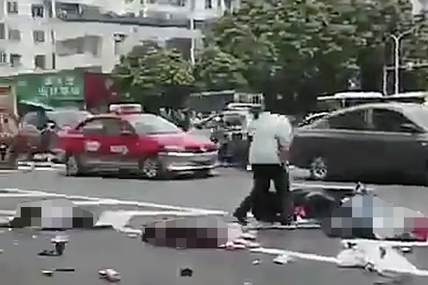 Συναγερμός στην Κίνα: Βαν έπεσε σε πεζούς- Αρκετοί αιμόφυρτοι στο έδαφος [εικόνες] | iefimerida.gr 3