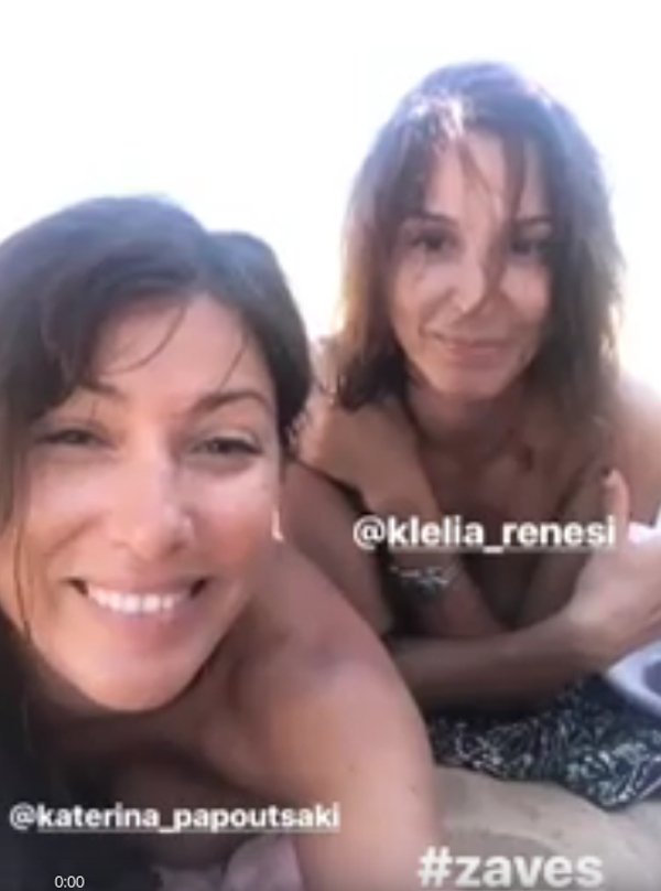 Η Κατερίνα Παπουτσάκη κάνει ελεύθερο camping στη Γαύδο και φωτογραφίζεται τόπλες με την Κλέλια Ρένεση [εικόνες] | iefimerida.gr 0