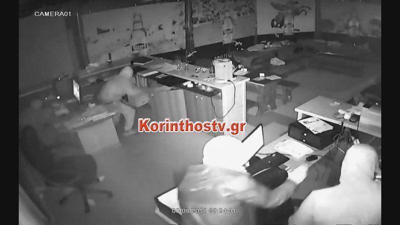 Κόρινθος: Καρέ-καρέ η ληστεία σε εργοστάσιο ζυθοποιίας [βίντεο] | iefimerida.gr 2