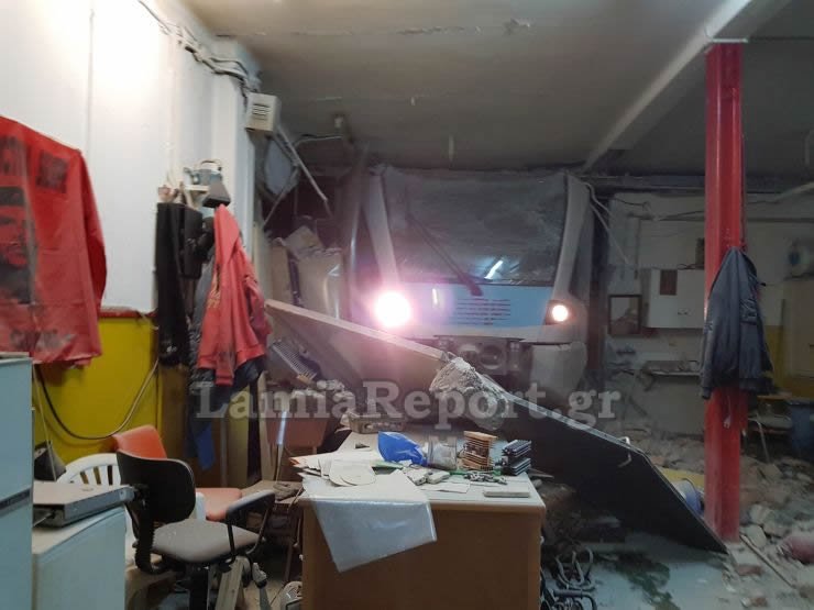 Εκτροχιασμός τρένου στη Λαμία -Αλλαξαν τις ράγες, έπεσε σε αποθήκη και τη διέλυσε [εικόνες & βίντεο]  | iefimerida.gr 2