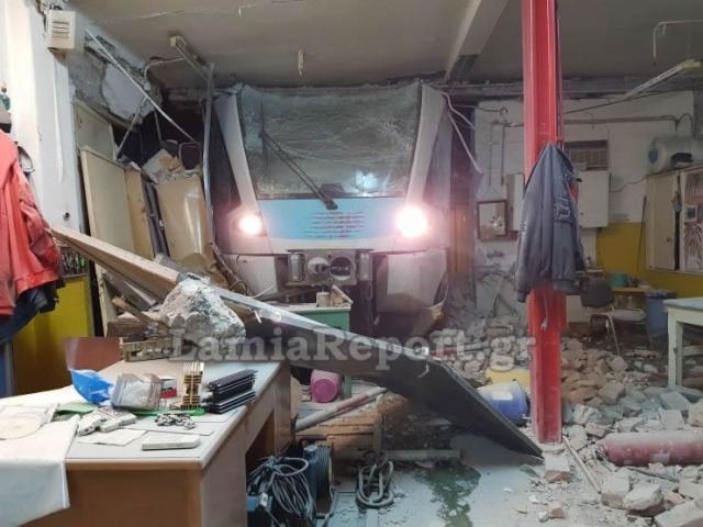 Εκτροχιασμός τρένου στη Λαμία -Αλλαξαν τις ράγες, έπεσε σε αποθήκη και τη διέλυσε [εικόνες & βίντεο]  | iefimerida.gr 0
