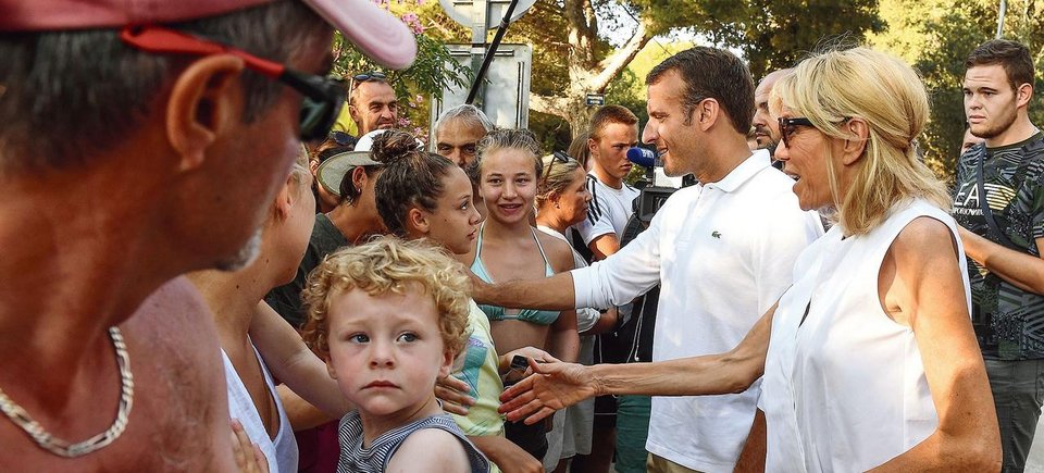 Η Μπριζίτ Μακρόν, με σούπερ μίνι, κάνει διακοπές σε πύργο [εικόνες] | iefimerida.gr 12