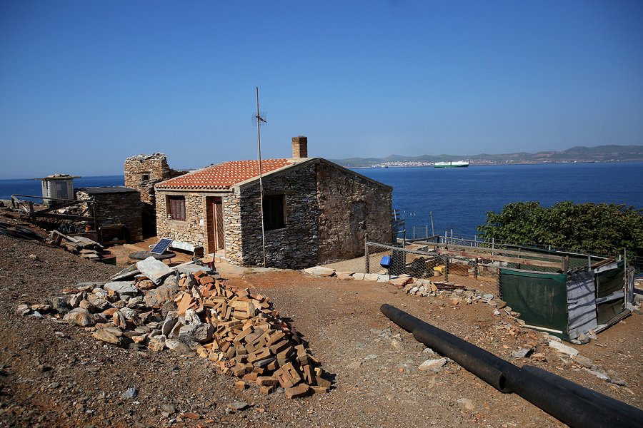 Ακόμη και κομμάτια από πυθάρια γίνονται... οικοδομικό υλικό.