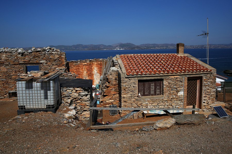 Με ολοκαίνουργια σκεπή το ένα από τα κτίσματα.