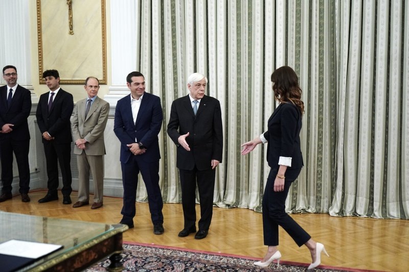 Η Νοτοπούλου έκλεψε τα φλας των φωτογράφων -Με στιλ ντίβας στην ορκωμοσία [εικόνες] | iefimerida.gr 4