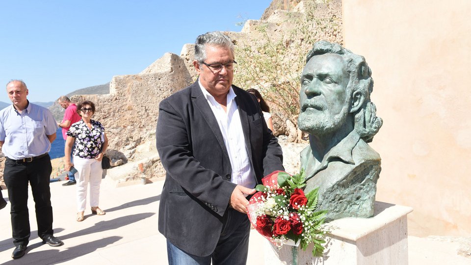 Στην προτομή που βρίσκεται έξω από το σπίτι του Ρίτσου, ο κ. Κουτσούμπας άφησε ένα μπουκέτο τριαντάφυλλα