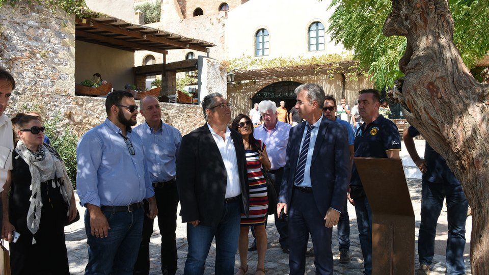 Ο Δήμήτρης Κουτσούμπας περιηγήθηκε στα σοκάκια της Μονεμβασιάς