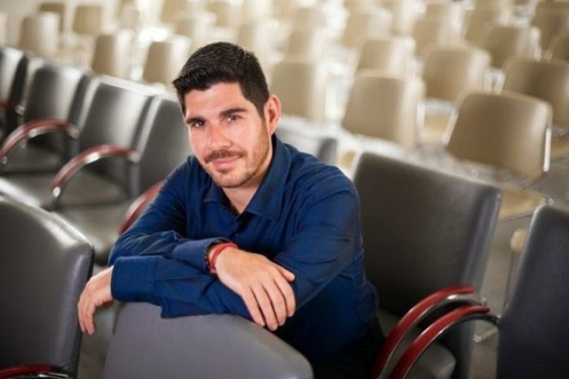 Συγκεκριμένα, δύο άγνωστοι επιτέθηκαν στον πρόεδρο του δημοτικού συμβουλίου και πρώην αντιδήμαρχο χτες, Τρίτη, στις 03.00 τα ξημερώματα στην Αλευκάντρα Μυκόνου.