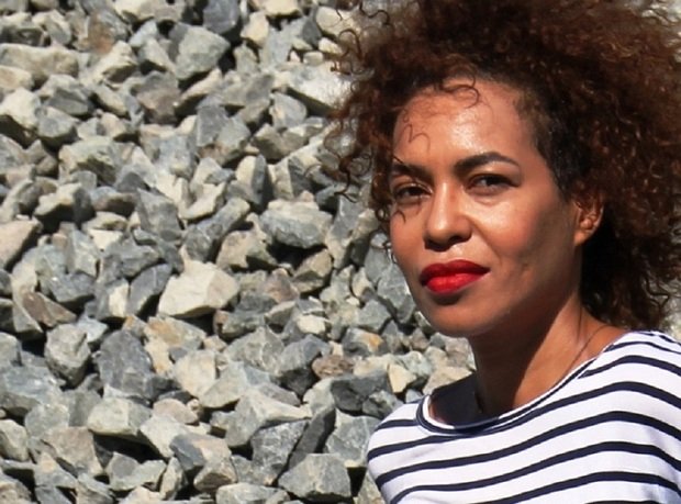 Μισή Ελληνίδα, μισή Κονγκολέζα: Η Νίκη Σερέτη έφτασε σε ψυχίατρο για να αντέξει τον ρατσισμό [βίντεο] | iefimerida.gr 0