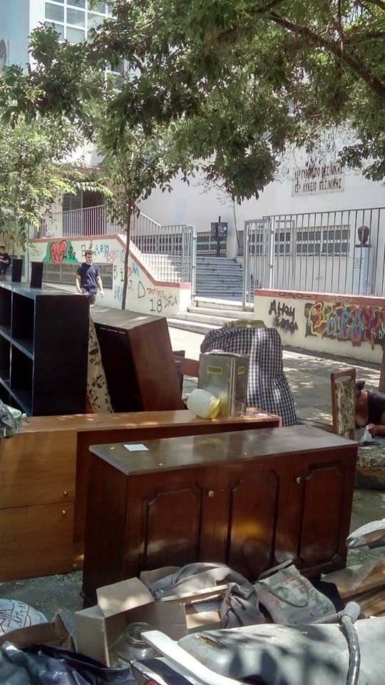 Τα βγάζουν κρυφά τη νύχτα
