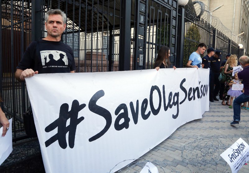 Παρά το πλήθος των εκκλήσεων συγγραφέων, ηθοποιών και σκηνοθετών του δυτικού κόσμου, η Μόσχα αρνείται να υποχωρήσει στην υπόθεση αυτή.