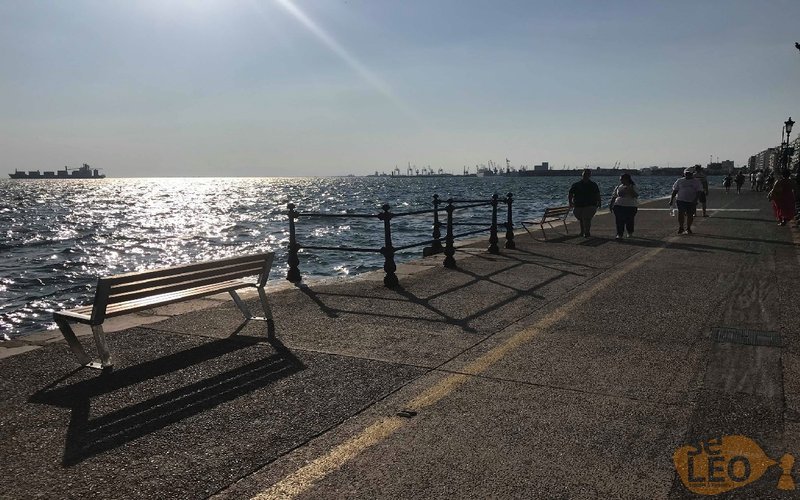 Η παλιά παραλία Θεσσαλονίκης ανανεώνεται -Βάζουν μοντέρνα παγκάκια [εικόνες] | iefimerida.gr 0