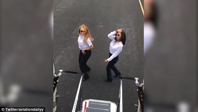 Πιλότος πήγε το Kiki Challenge σε άλλο επίπεδο- Χόρευε ενώ αυτό ήταν εν κινήσει [βίντεο] | iefimerida.gr 2