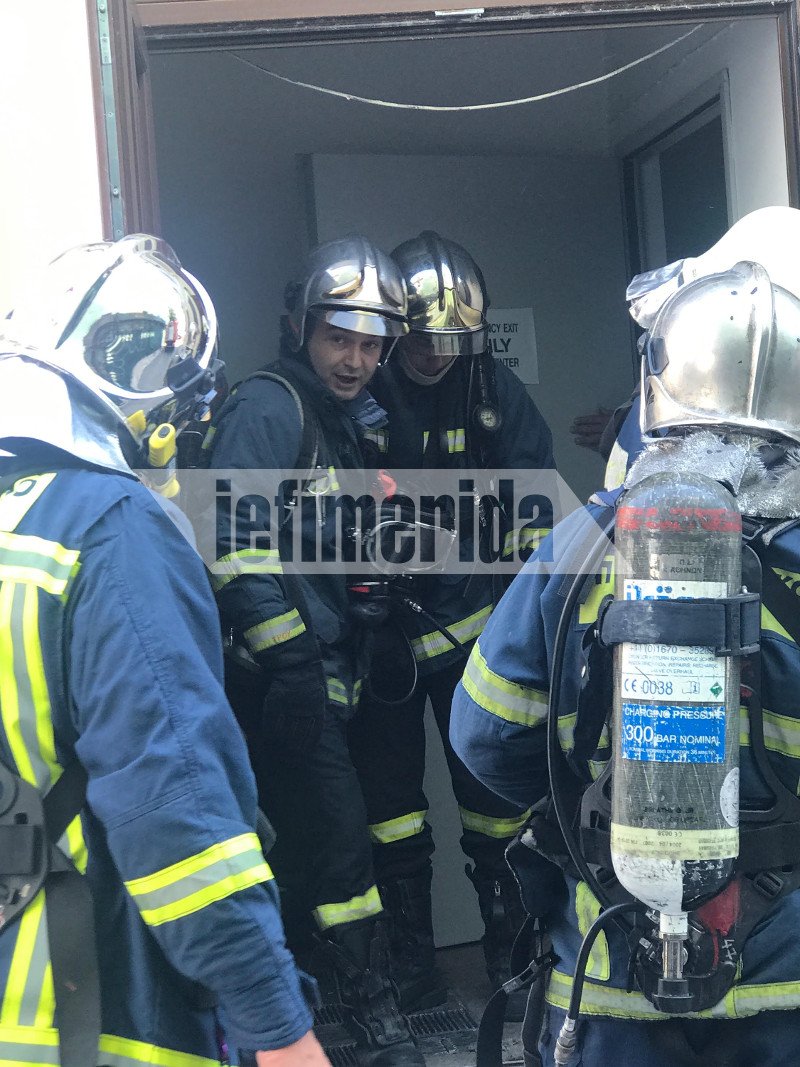 Πυροσβέστες στο σταθμό της Πλάκας, όπου ξέσπασε η φωτιά