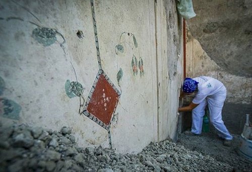 Τα πίσω δωμάτια τα οποία προορίζονταν για την οικογένεια του άνδρα έχουν πιο σύγχρονο ντεκόρ.