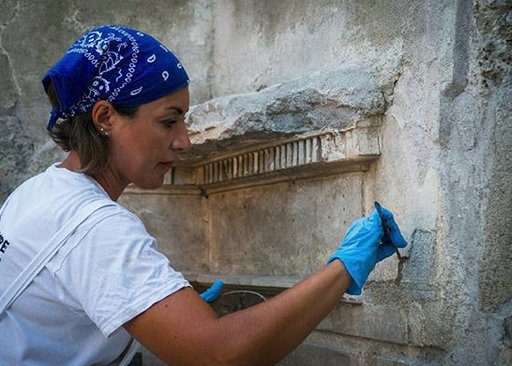 ο σπίτι διαθέτει κεντρικό αίθριο και περιβάλλεται από αρκετά επίσης όμορφα διακοσμημένα δωμάτια.