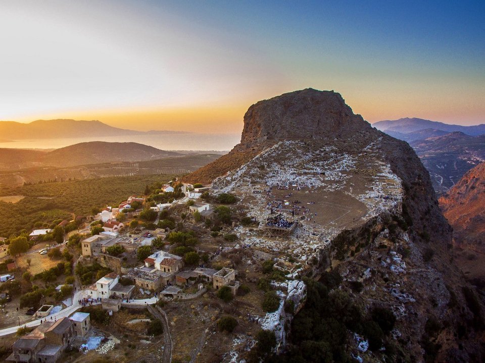 Στη πλάγια του λόφου διακρίνονται λαξευτές κατοικίες και λαξευτές δεξαμενές, δρόμοι, σκάλες και μια πλατεία