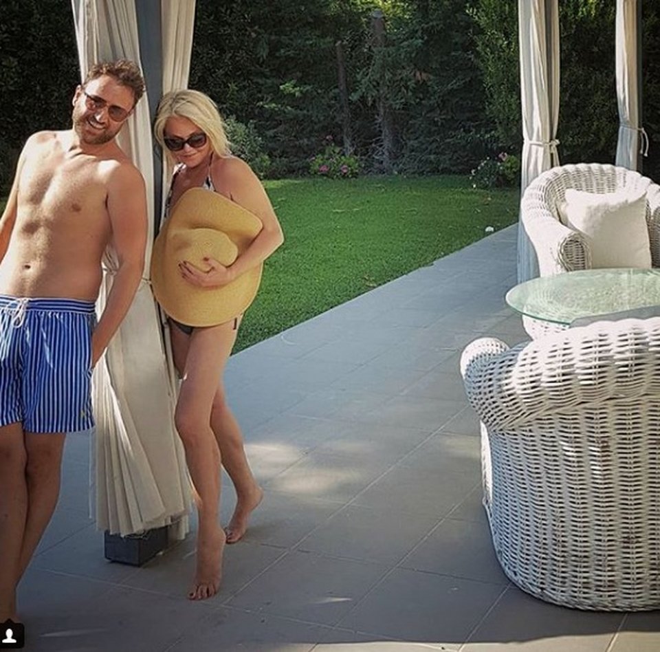 Η Ρούλα Κορομηλά με το μαγιό της και χωρίς ρετούς, στην πισίνα της [εικόνες] | iefimerida.gr 2